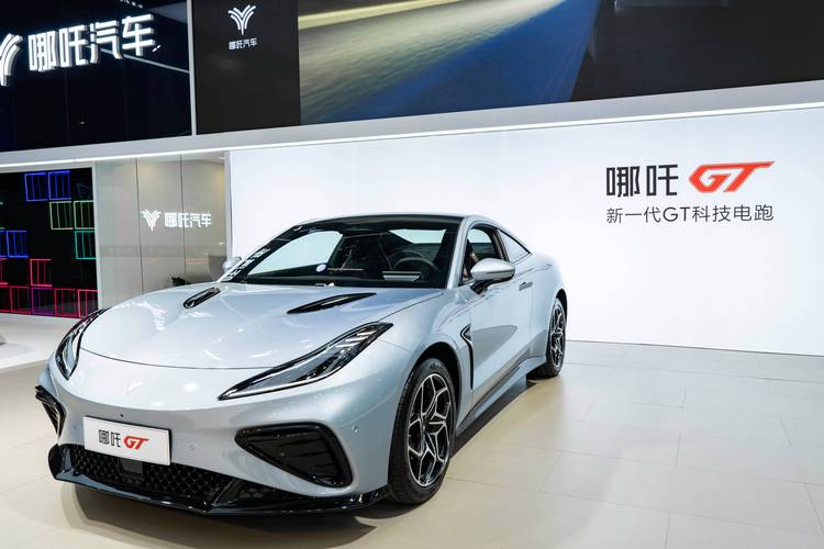 惠州144哪吒汽车在智能汽车领域的表现，领途汽车在新能源汽车市场中的影响力